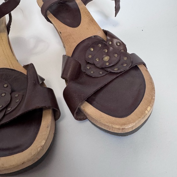 ❌SOLD❌ Kenneth Cole Vintage Y2K Flower Brown Leather Wooden Heels - Picture 4 of 7